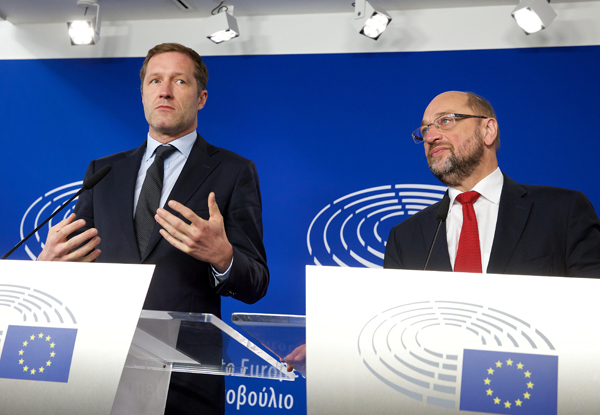 Wallonia's Socialist government head Paul Magnette (left) and European Parliament President Martin Schulz hold a joint press conference after their meeting regarding CETA (EU-Canada Comprehensive Economic and Trade Agreement) at the European parliament in Brussels on Saturday (AFP photo)